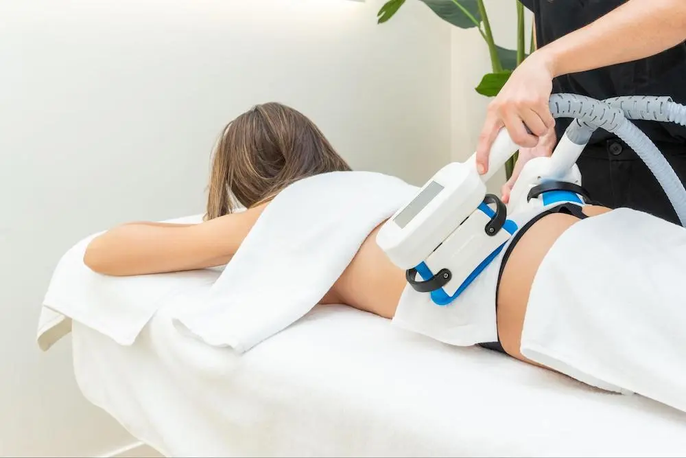 医療ダイエットの施術を受ける女性