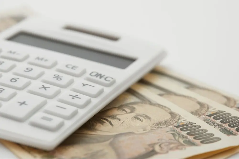一万円札と電卓